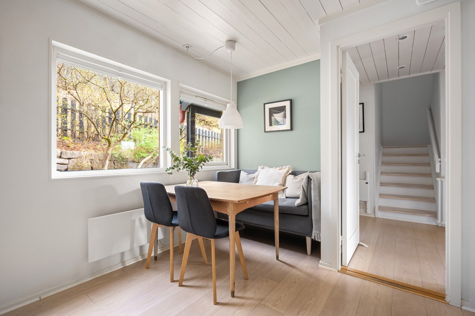 Kjøkkenet har egen spiseplass for rolige morgenstunder. Galleribilde