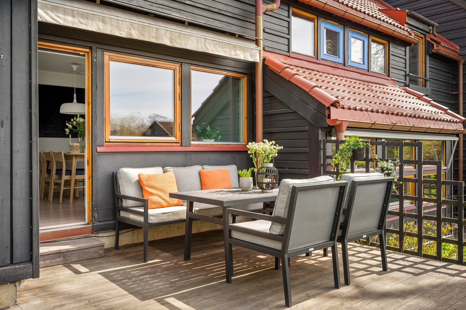 Stuen forlenges av en vestvendt markterrasse i Kebony, oppført i 2019 med et areal på ca. 20 kvm. Uteplassen har elektrisk markise for ekstra komfort. Galleribilde