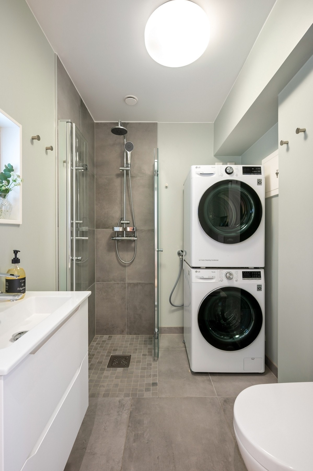 Planløsningen er praktisk, med bad i begge etasjer. Badet på hovedplanet ble pusset opp med en moderne finish i 2021. Varme er lagt i gulvet, og badet har vegghengt toalett og opplegg for vaskemaskin. Galleribilde