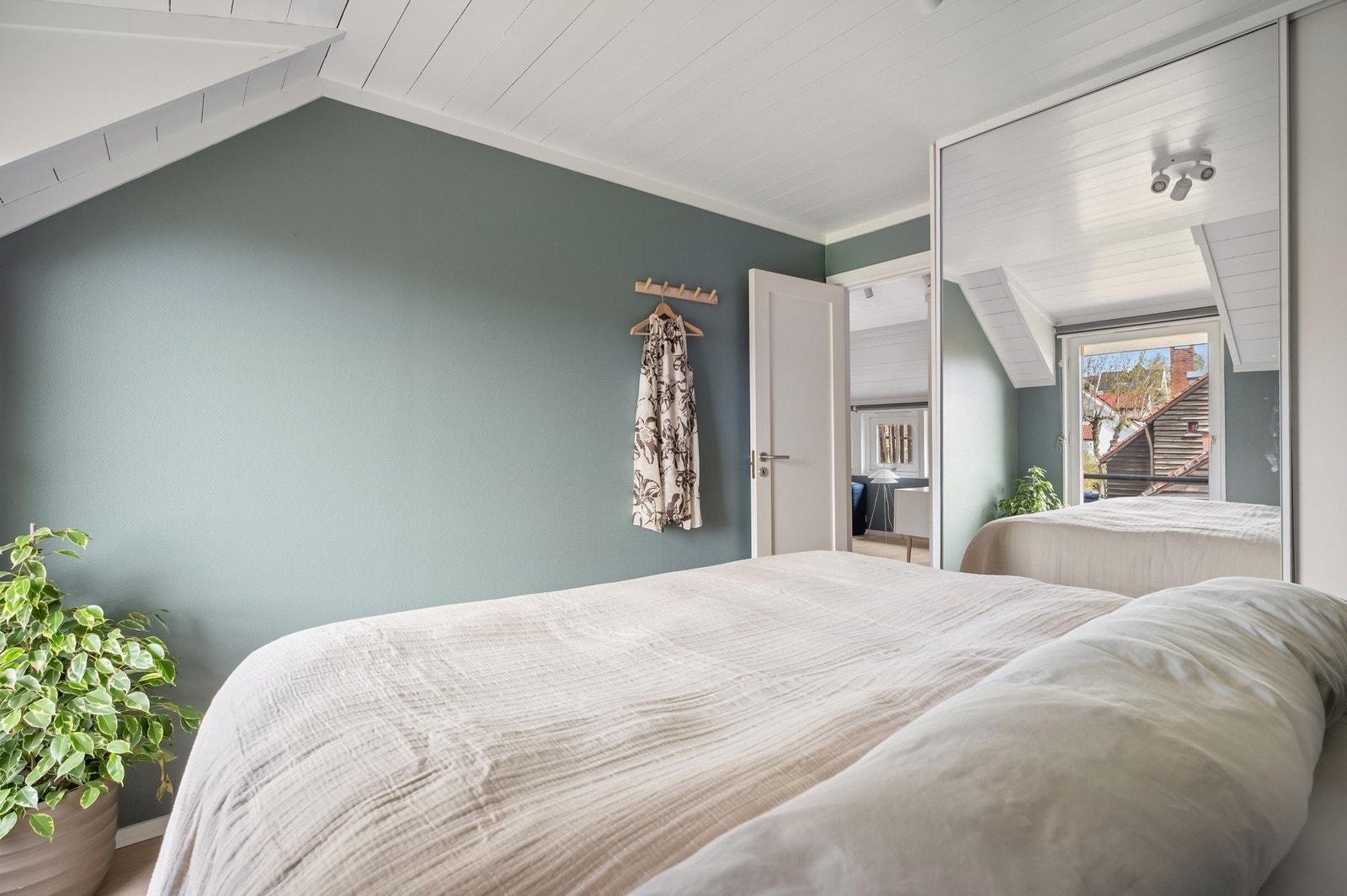 Hovedsoverommet har plass til dobbeltseng, og det er mye oppbevaring i en plassbygd skyvedørsgarderobe med dels speilfronter. Galleribilde