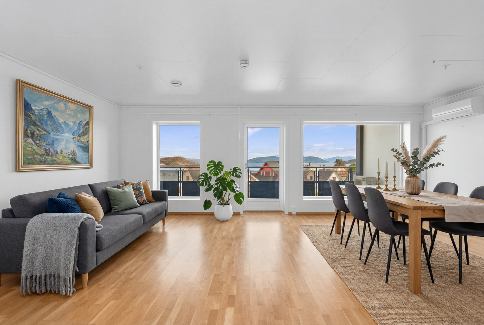 Velkommen til Sjøgata 3! Presentert av Tore Magerøy i EIE eiendomsmegling. Foto: Studio Istad (Espen Istad). Bildet er digitalt møblert. Galleribilde