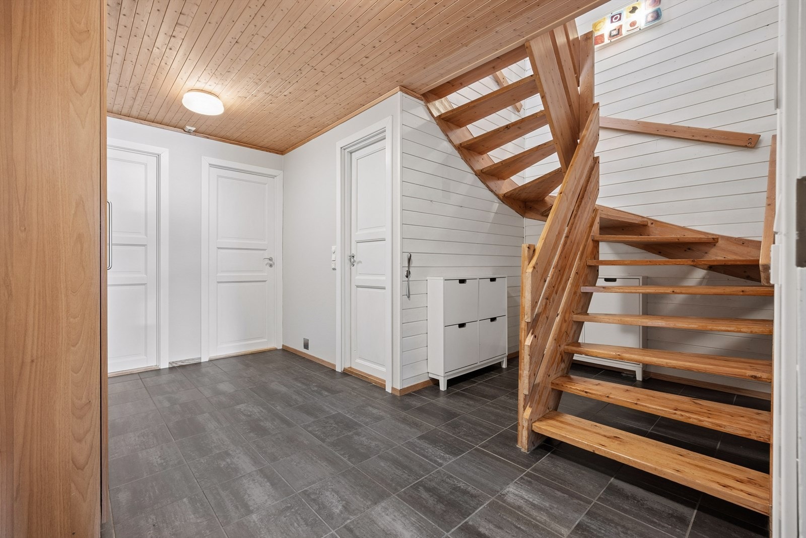 I entréen blir du møtt av en romslig gang med flislagt gulv og varmekabler. Galleribilde