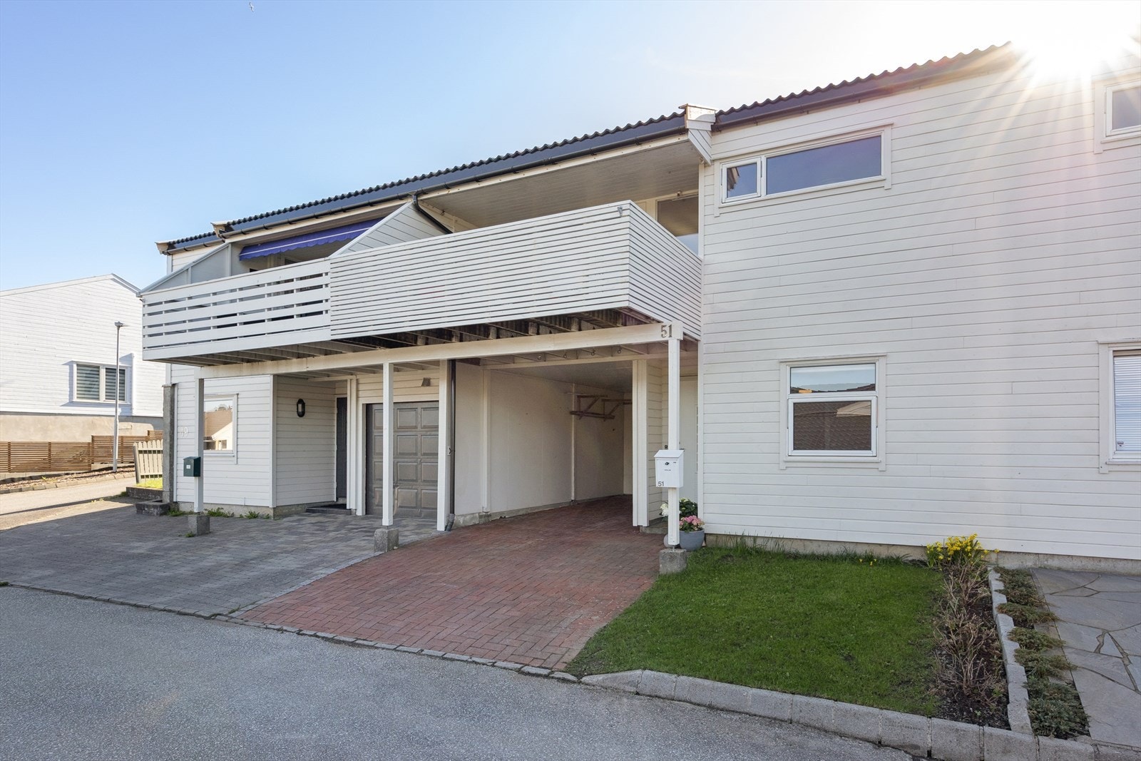 Inngangsparti og veranda vendt mot nordvest. Galleribilde