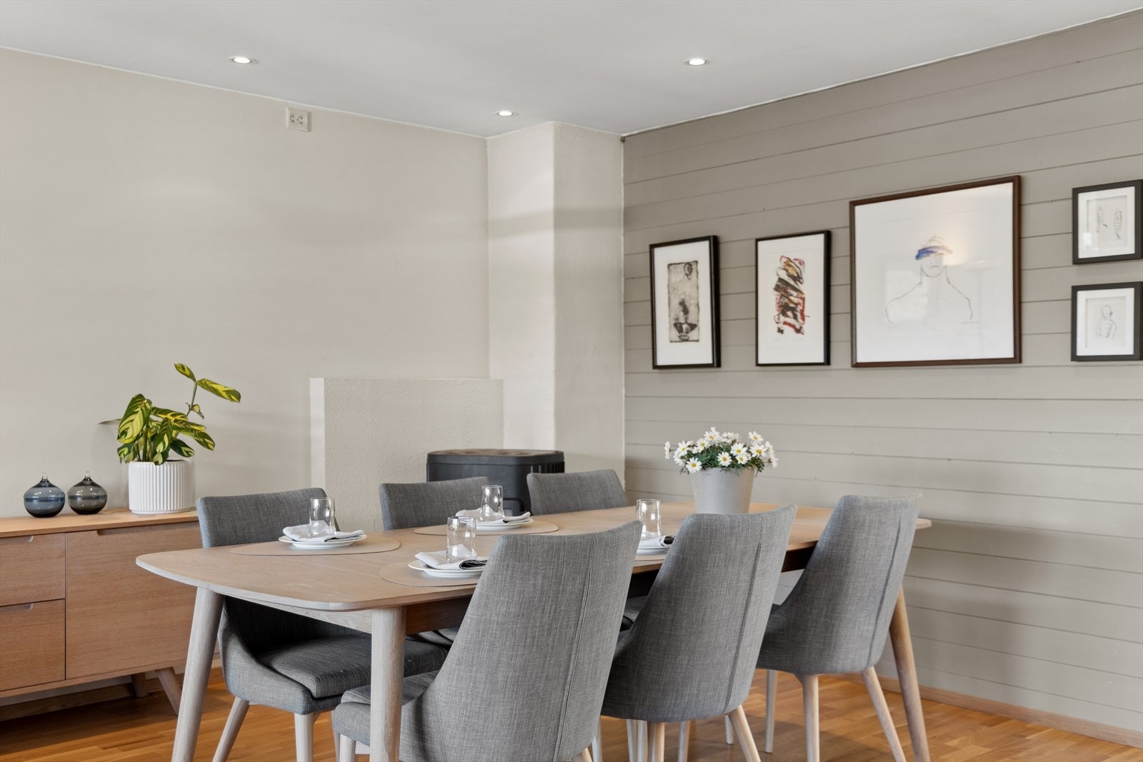Spisestuen har god plass til et stort spisebord for hyggelige sammenkomster. Galleribilde