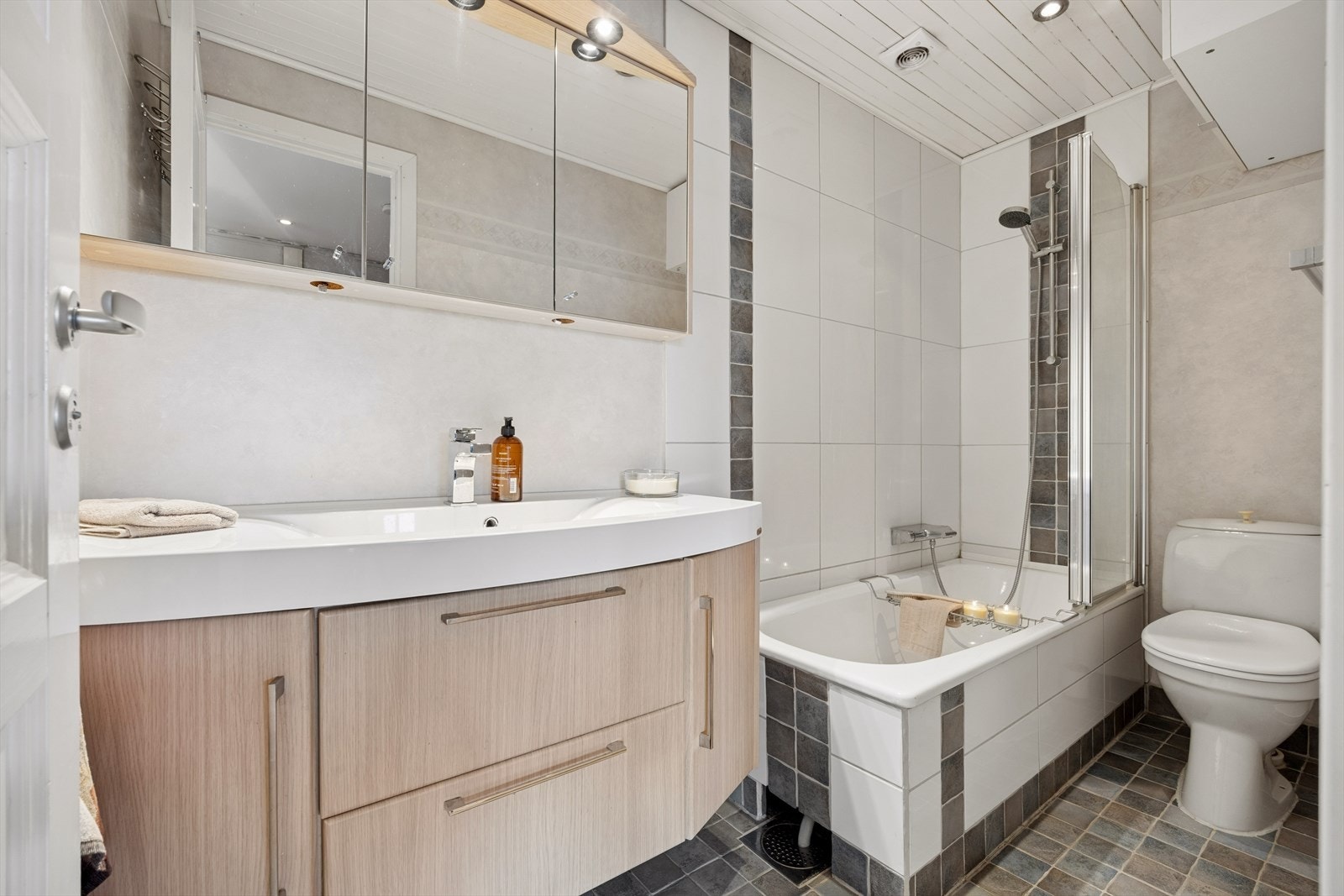 Badet i andre etasje er utstyrt med badekar, servant i baderomsinnredning og toalett. Galleribilde