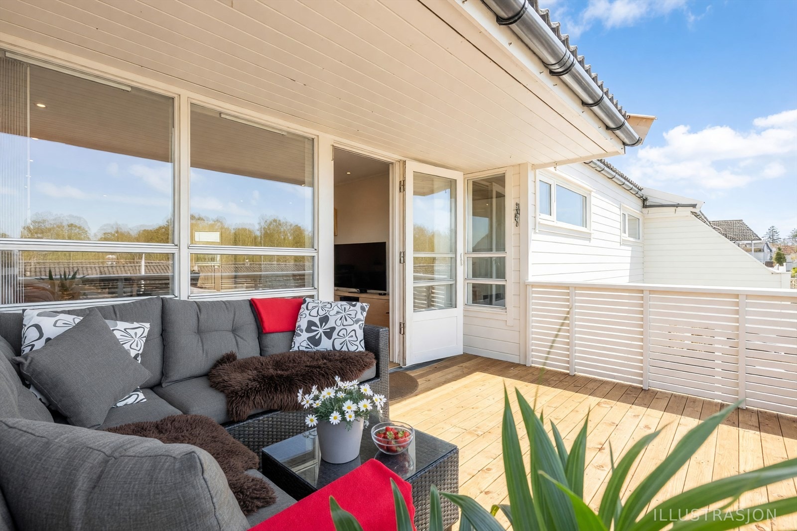 Verandaen fungerer som en forlengelse av stuen på varme dager. Vendt mot nordvest for ettermiddag og kveldssol. Galleribilde