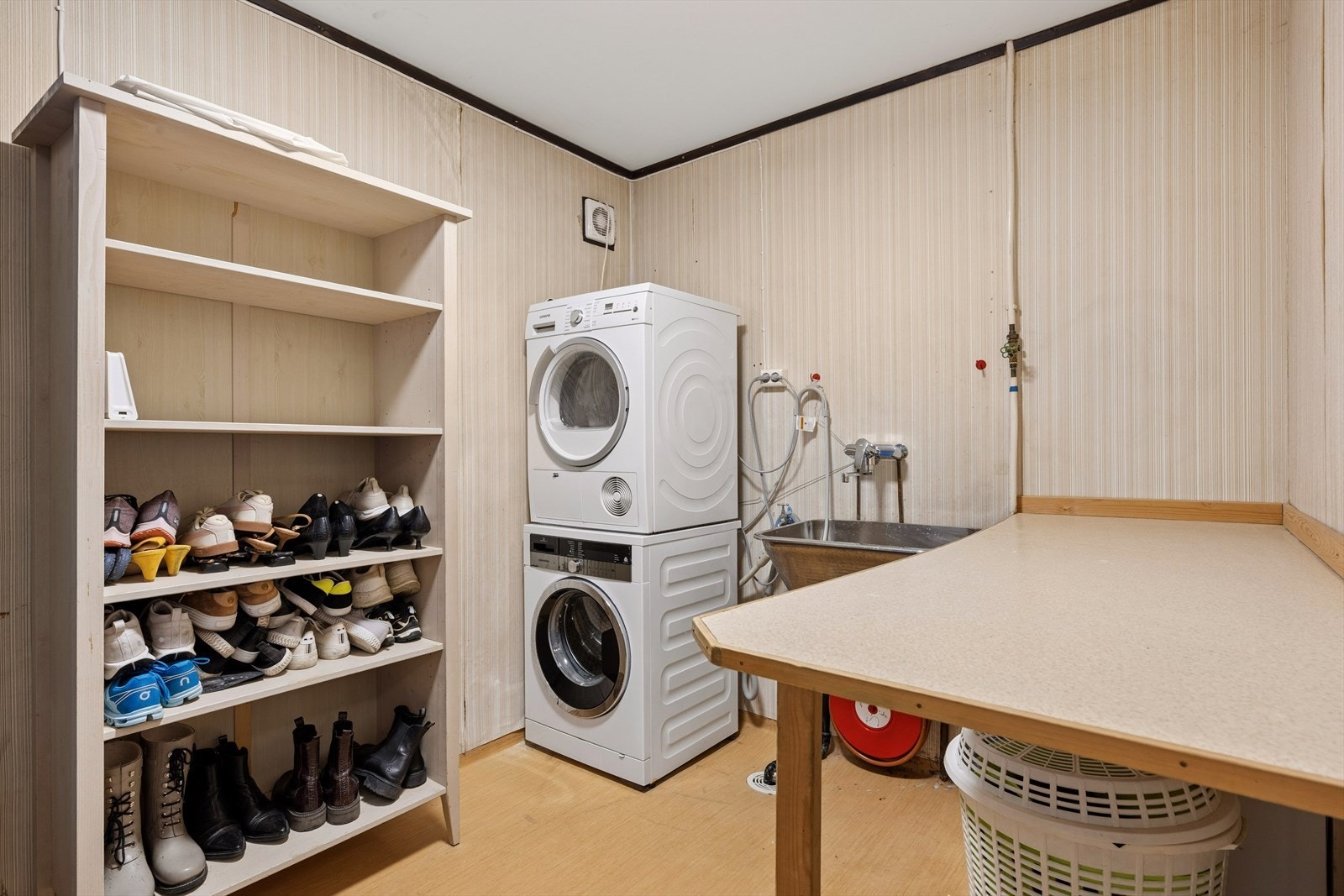 Praktisk og romslig vaskerom med opplegg for vaskemaskin og tørketrommel, samt god arbeids- og lagringsplass. Galleribilde