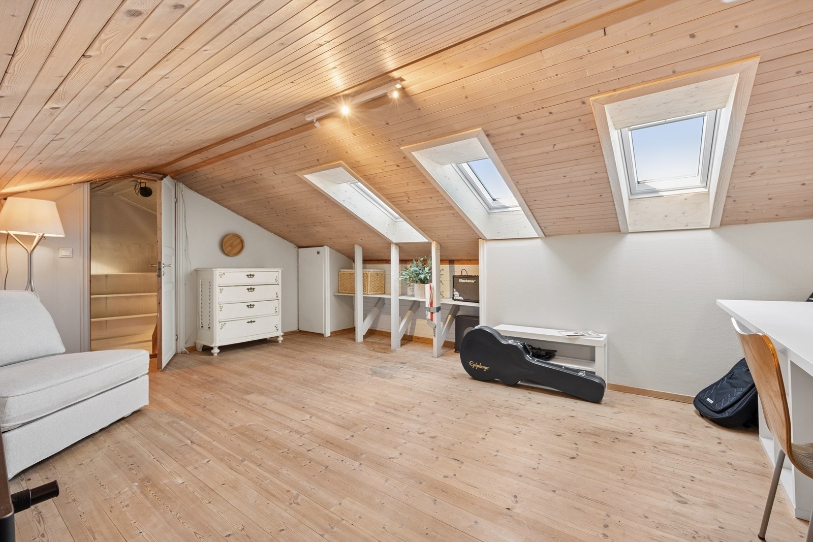 Det innredede loftet gir et stort, ekstra areal. Takvinduer slipper inn godt med dagslys, disse er ikke søkt om å settes inn. Galleribilde