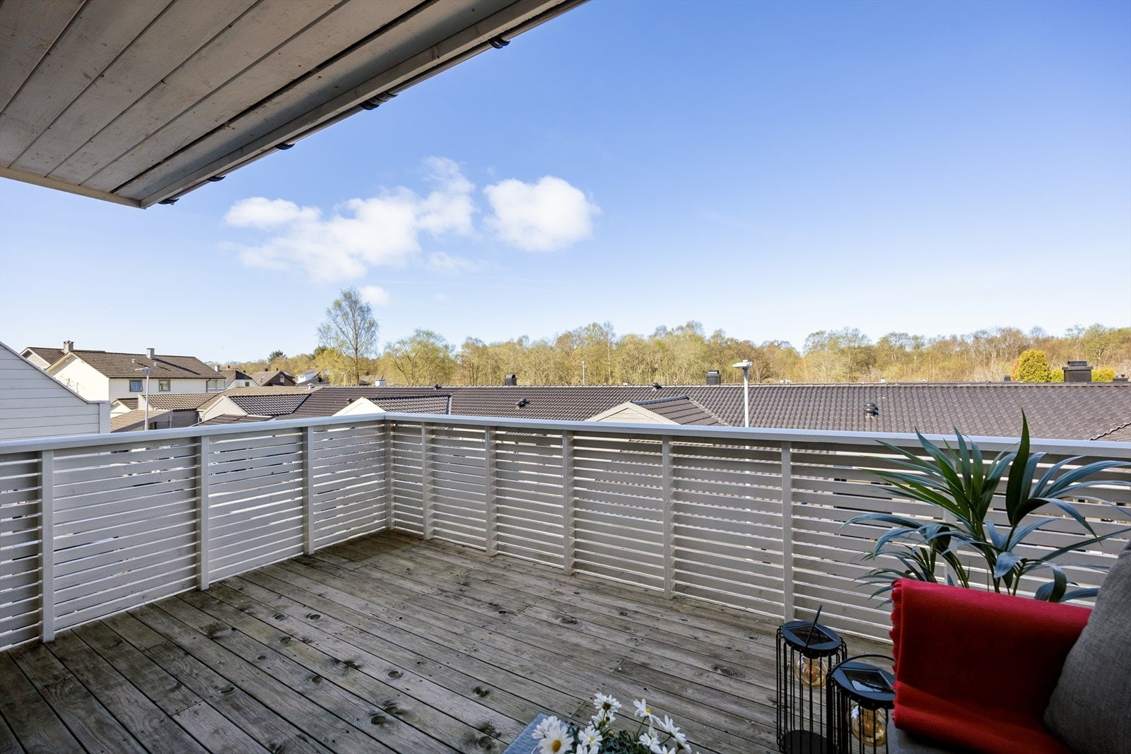 Romslig veranda med god plass til en sittegruppe og fin utsikt til grønne omgivelser. Galleribilde