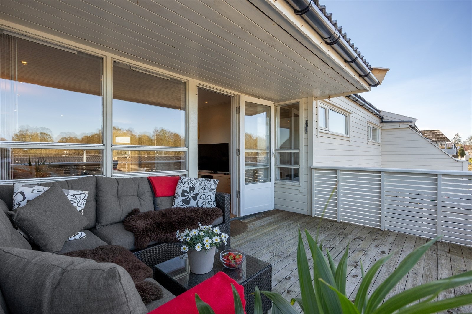 Verandaen fungerer som en forlengelse av stuen på varme dager. Vendt mot nordvest for ettermiddag og kveldssol. Galleribilde