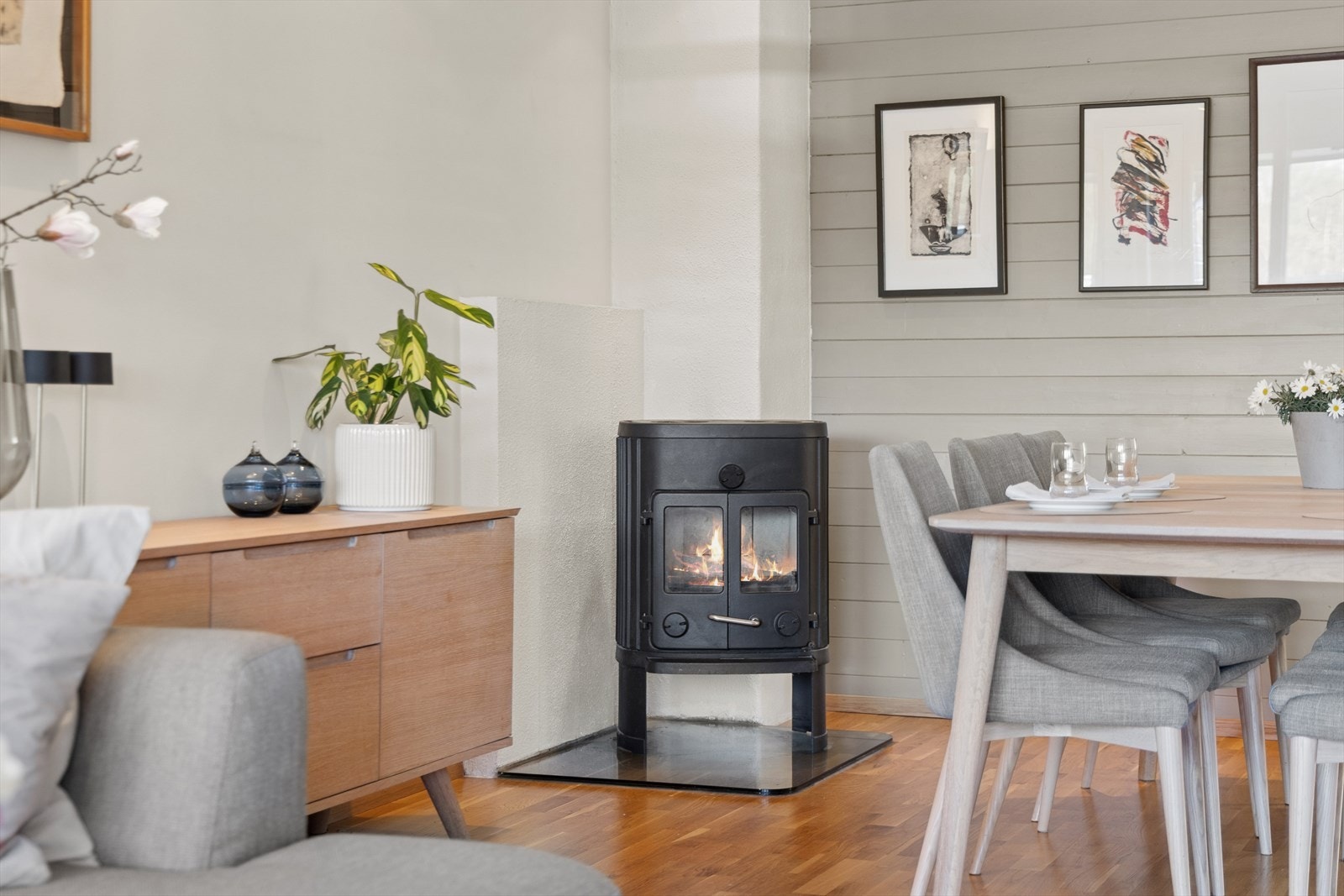 En vedovn i stuen gir både hygge og effektiv varme på kalde dager. Galleribilde