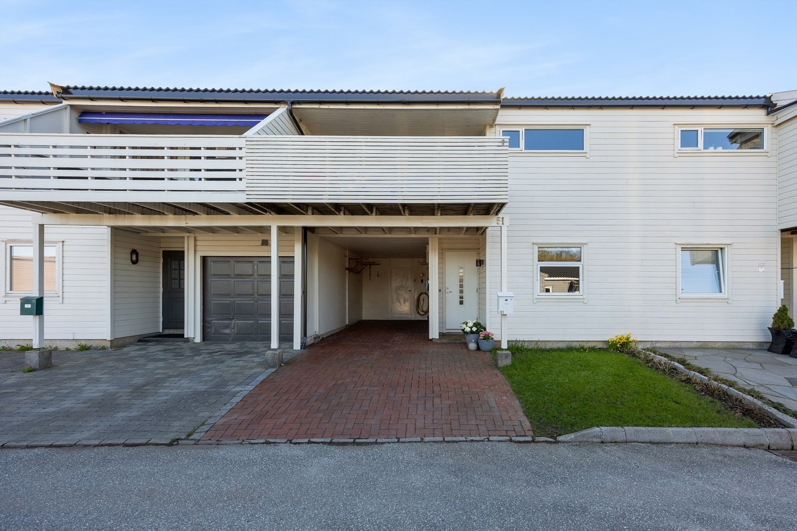Et innholdsrikt rekkehus over to plan pluss loft, med parkering i egen carport praktisk plassert rett ved inngangspartiet. Galleribilde