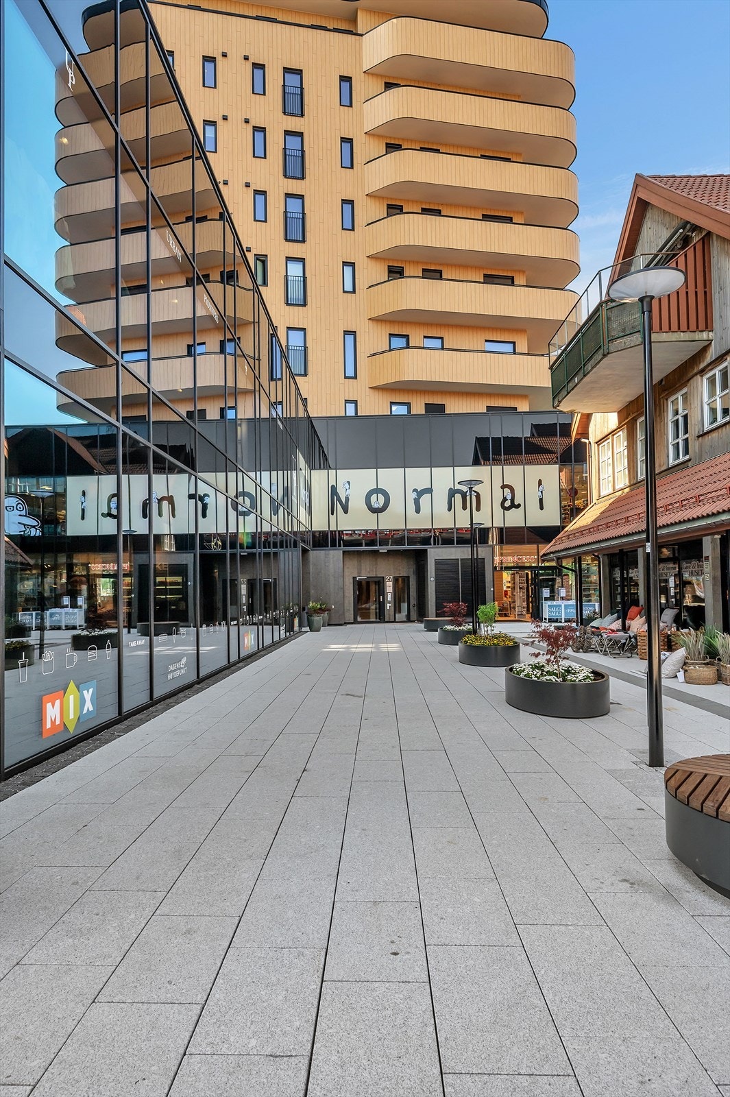 Inngang i fra bakkeplan Galleribilde