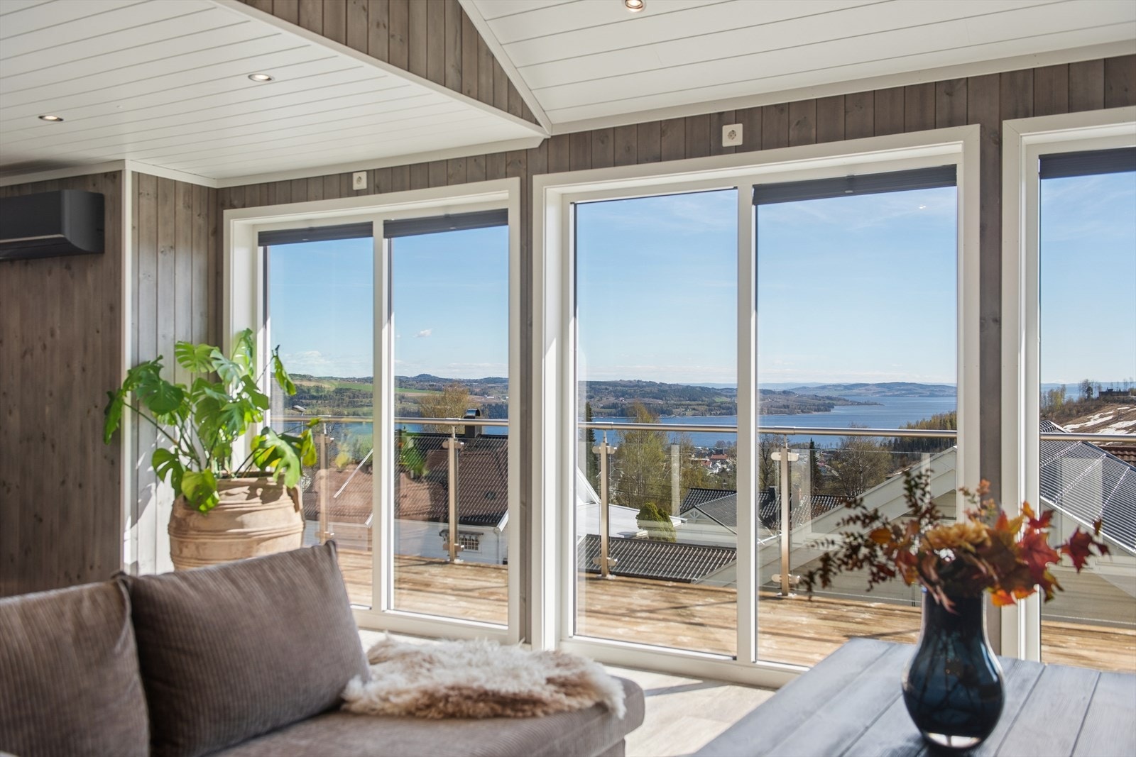 En heve/skyvedør fra 2017 åpner opp stuen mot den store terrassen. Galleribilde