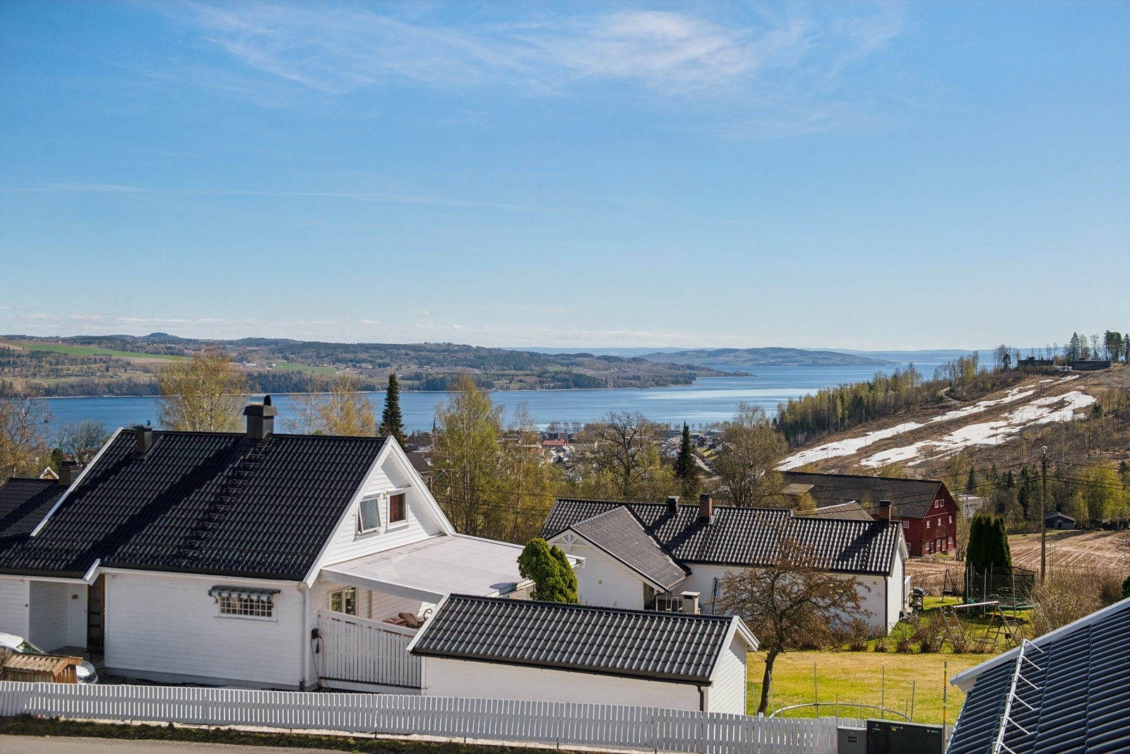 Fra eiendommen er det kort vei til servicetilbud, med blant annet CC Gjøvik og Gjøvik stasjon kun 5 minutter unna i bil. Galleribilde