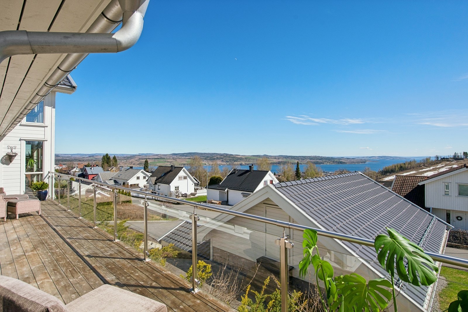 Her kan man nyte en åpen og luftig utsikt over Mjøsa. Galleribilde