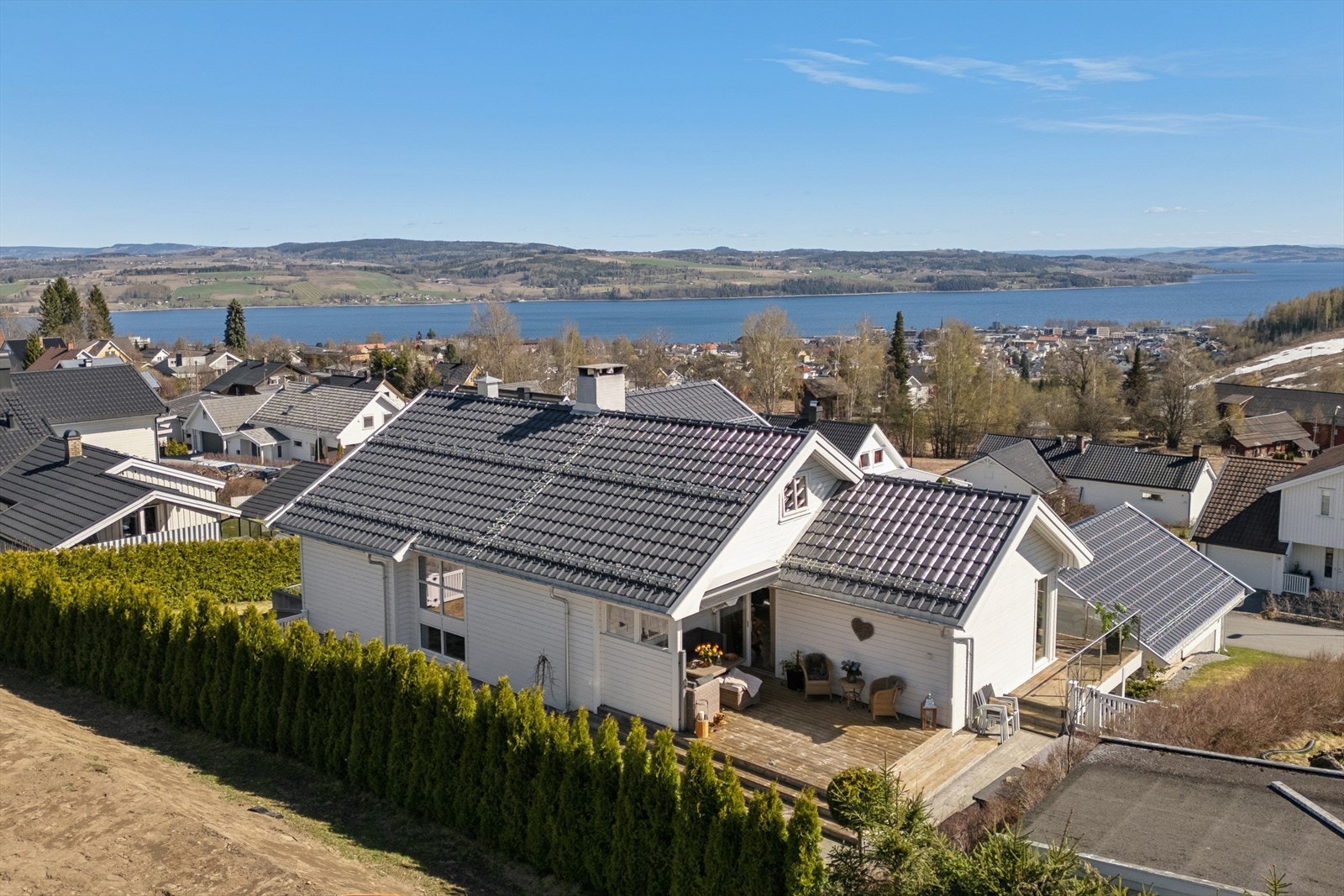 Boligen har en høy og fri beliggenhet med nydelig utsikt over Mjøsa og omkringliggende landskap. Galleribilde
