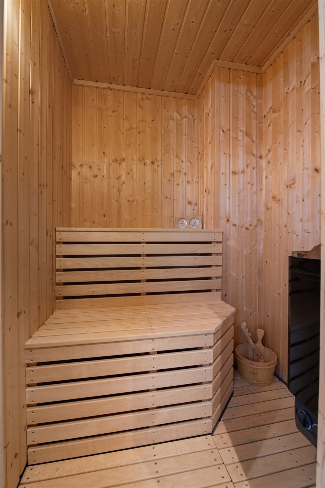 Fra badet er det direkte inngang til en klassisk badstue med sittebenk og badstueovn. Galleribilde