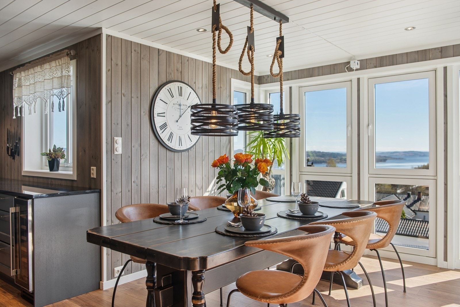 Spisestuen har god plass til et stort spisebord og er et naturlig samlingspunkt for hyggelige måltider. Galleribilde