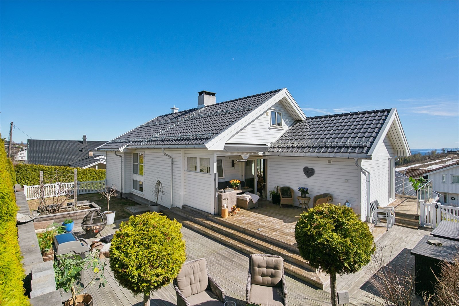 Fra stuen er det direkte utgang til uteplassen, noe som visker ut skillet mellom inne og ute på varme dager. Galleribilde
