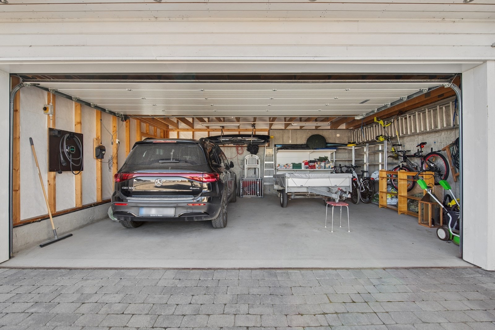 Garasjen fra 2017 har plass til to biler, innlagt strøm og leddport med automatisk åpner. Galleribilde