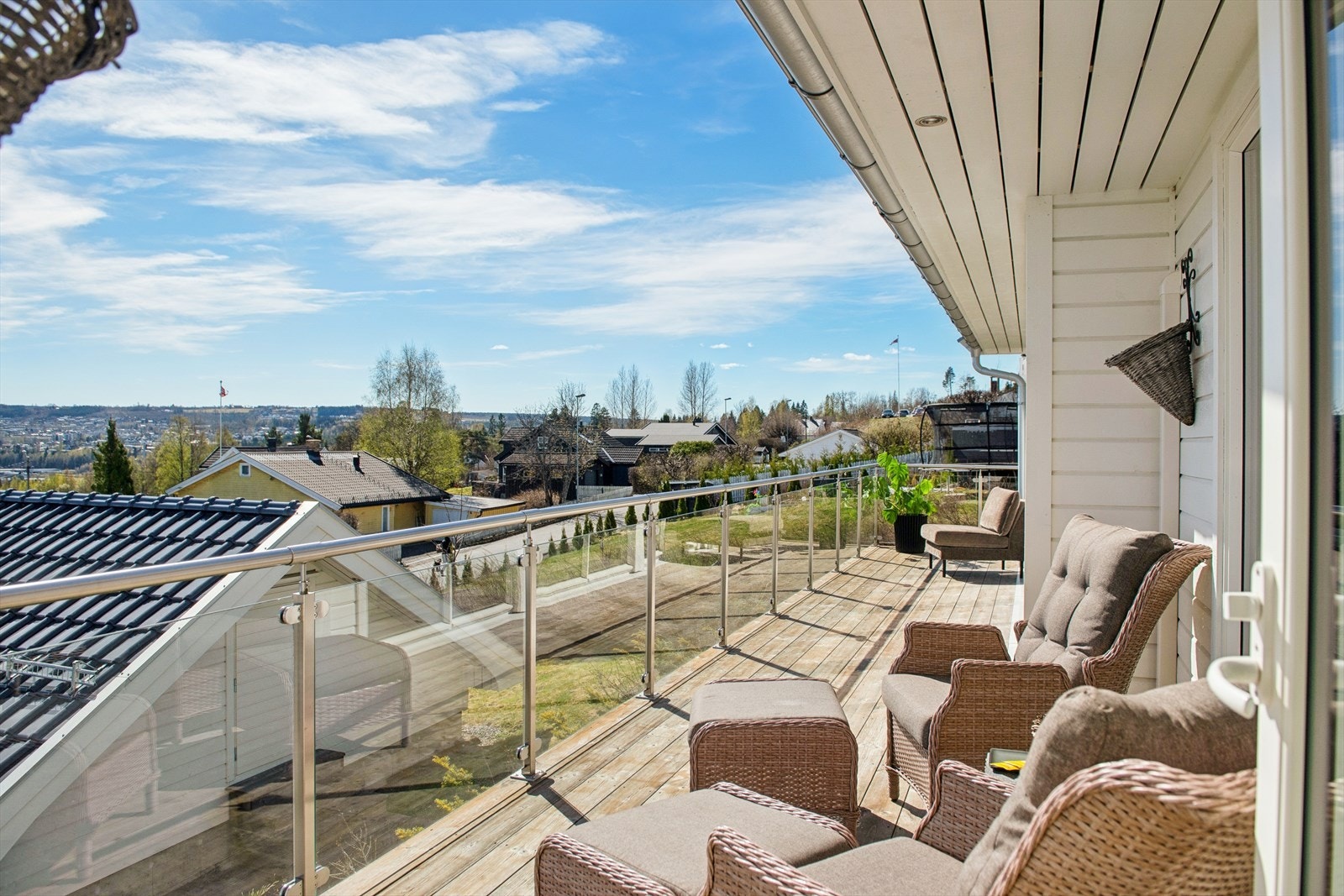 Fra den øvre terrassedelen har man en flott utsikt over nærområdet, med et stilrent rekkverk i glass og metall som sikrer at utsikten forblir uforstyrret. Galleribilde