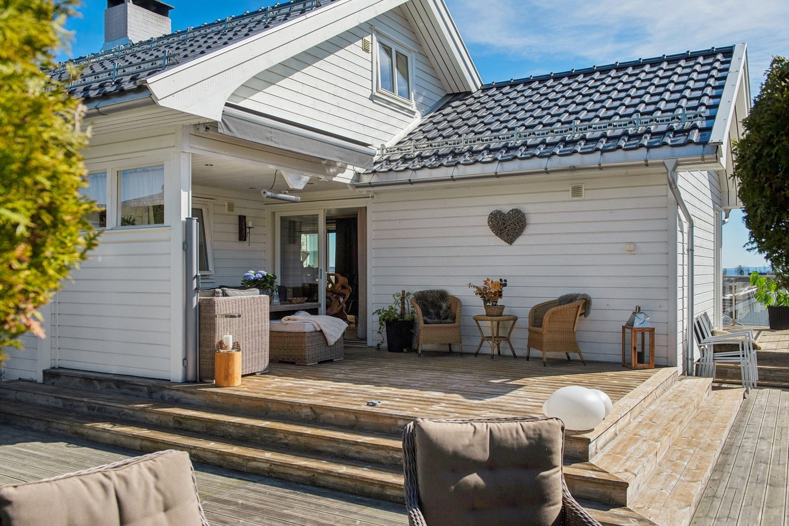 Terrassen har flere soner for sittegrupper og sosialt samvær - perfekt for både hverdag og fest! Galleribilde