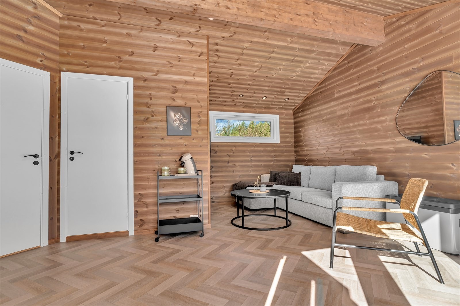 Fra stuen i annekset er det adkomst til de to soverommene. Galleribilde