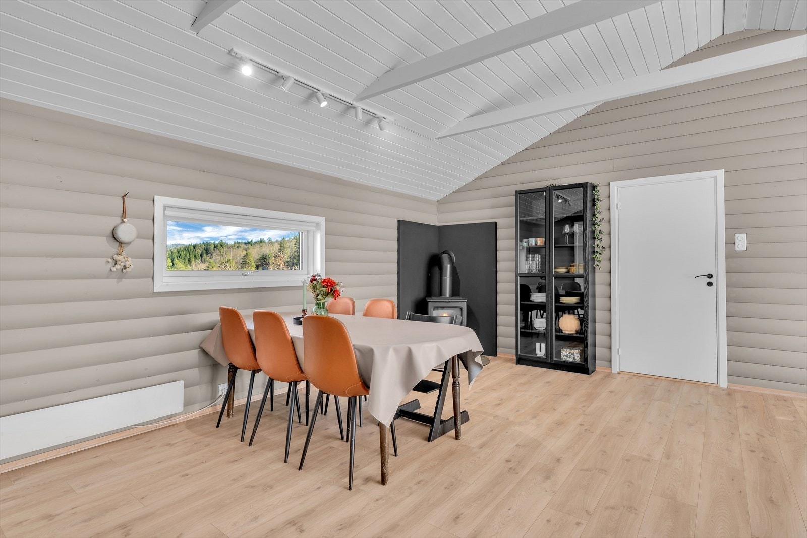 Spisestuen har plass til hyggelige måltider med familie og venner. Galleribilde