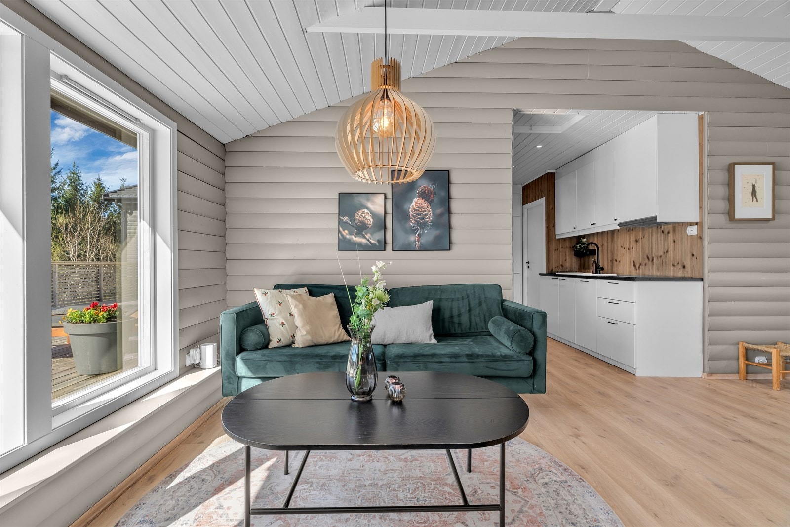 Stuen har en lys og behagelig atmosfære med panel på veggene og god takhøyde. Galleribilde