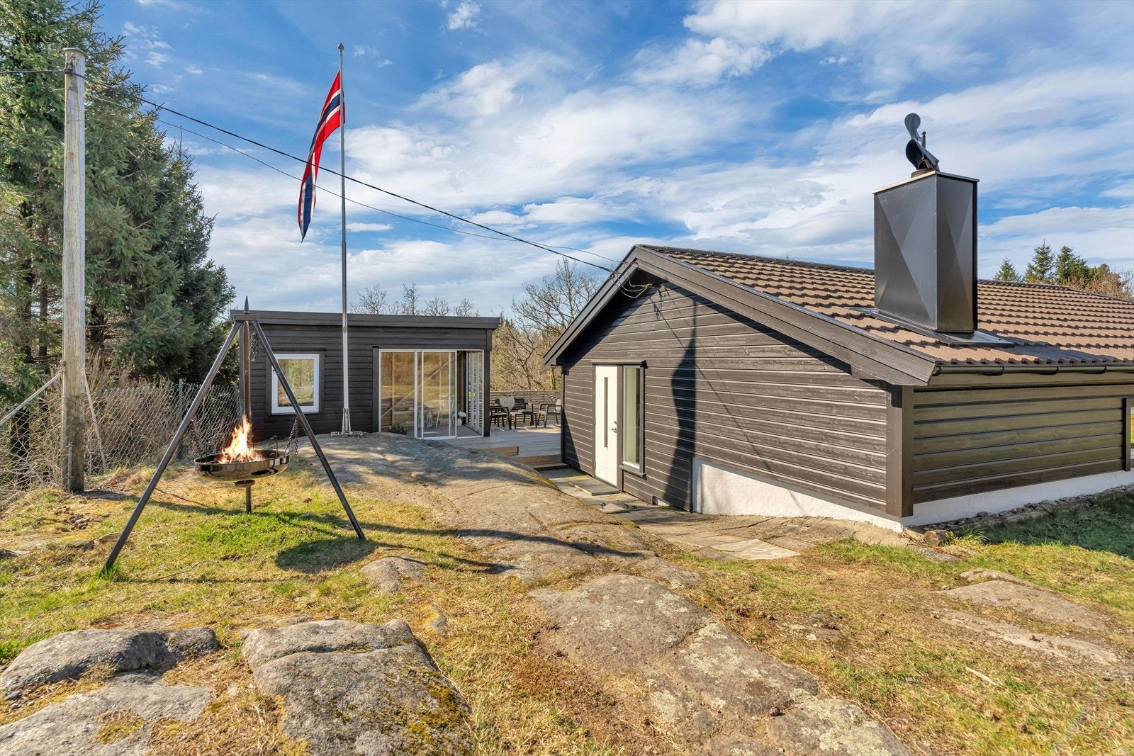 Eiendommen består av en hovedhytte, et praktisk anneks og en hagestue. En stor, solrik terrasse binder bygningene sammen og skaper et flott tun. Galleribilde