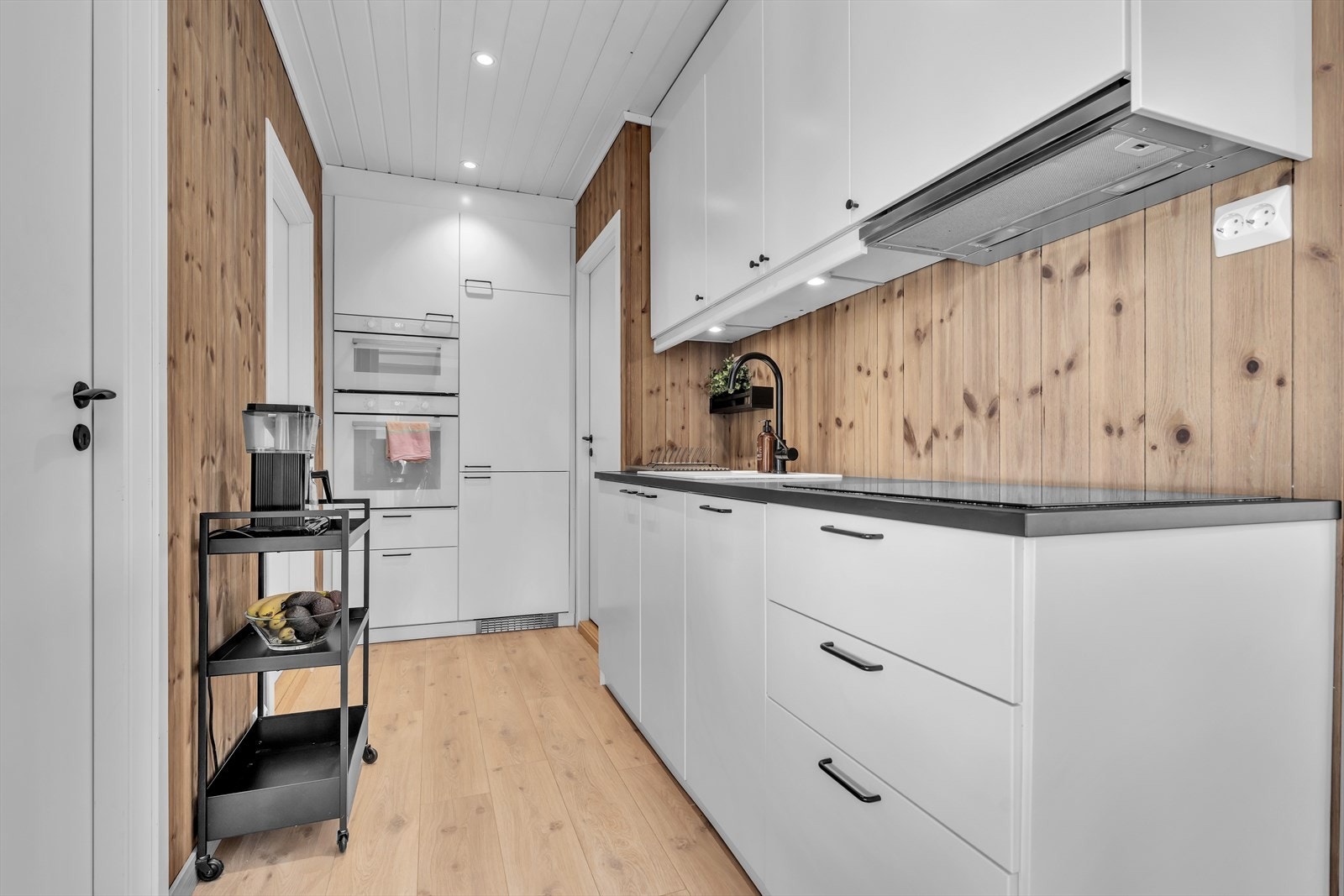 Kjøkkenet er utstyrt med stekeovn, platetopp og oppvaskmaskin. Galleribilde