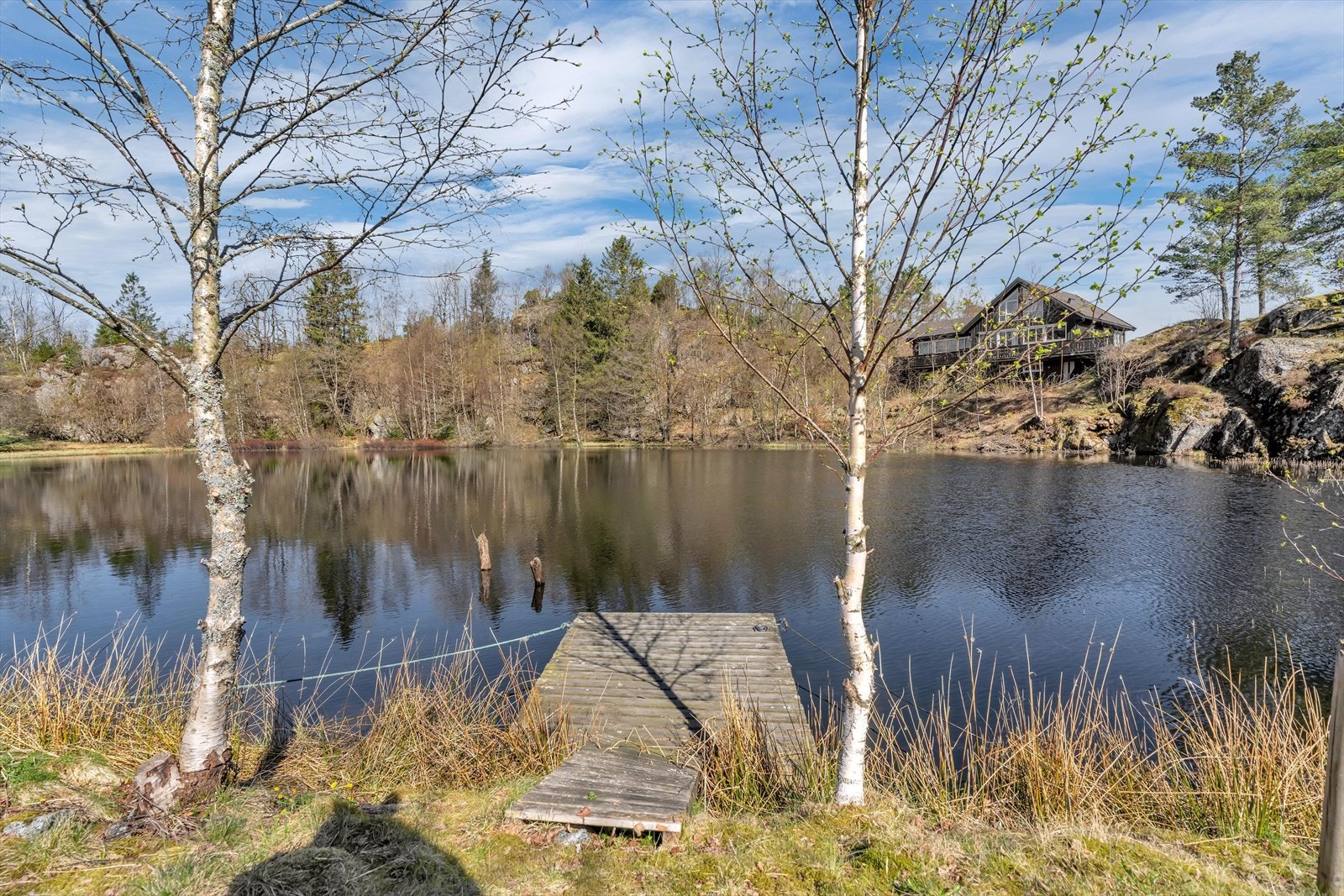 Fra hytta er det kort vei ned til Havelandstjønna med bade- og fiskemuligheter. Galleribilde