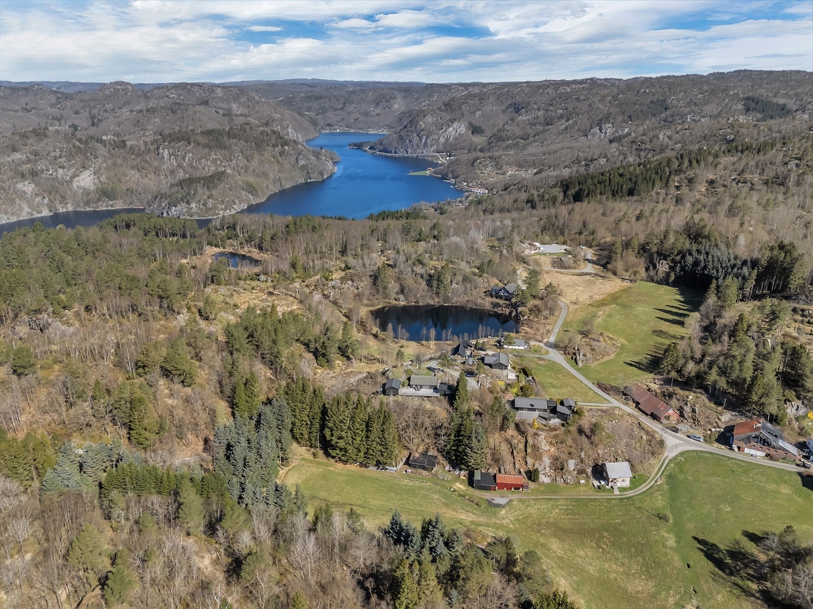 Her får du nærhet til alt Sørlandskysten kan by på, med kjente strender som Rosfjordsanden og Sørlandsbadet en kort kjøretur unna. Galleribilde