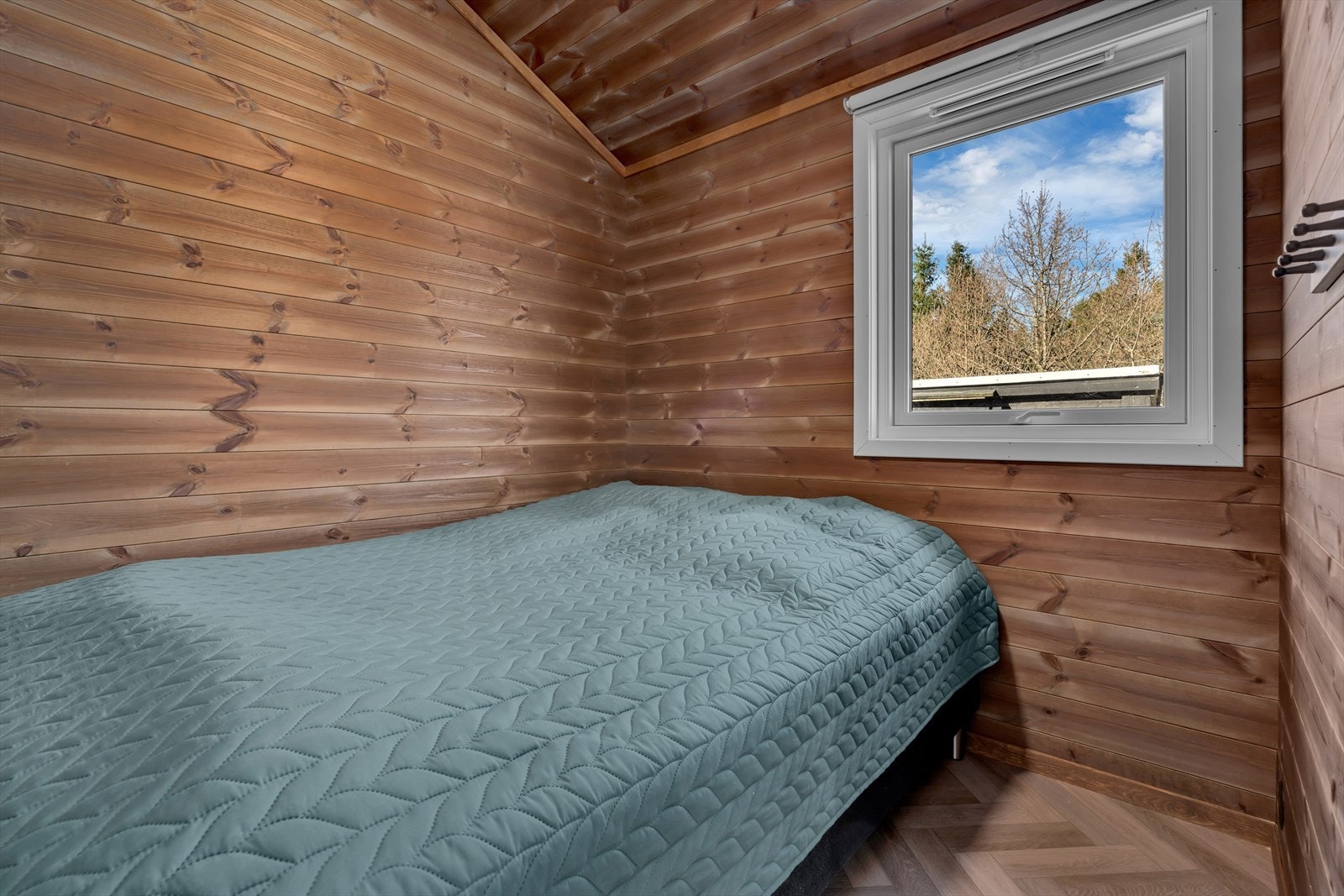 Det ene soverommet i annekset, med plass til seng. Galleribilde