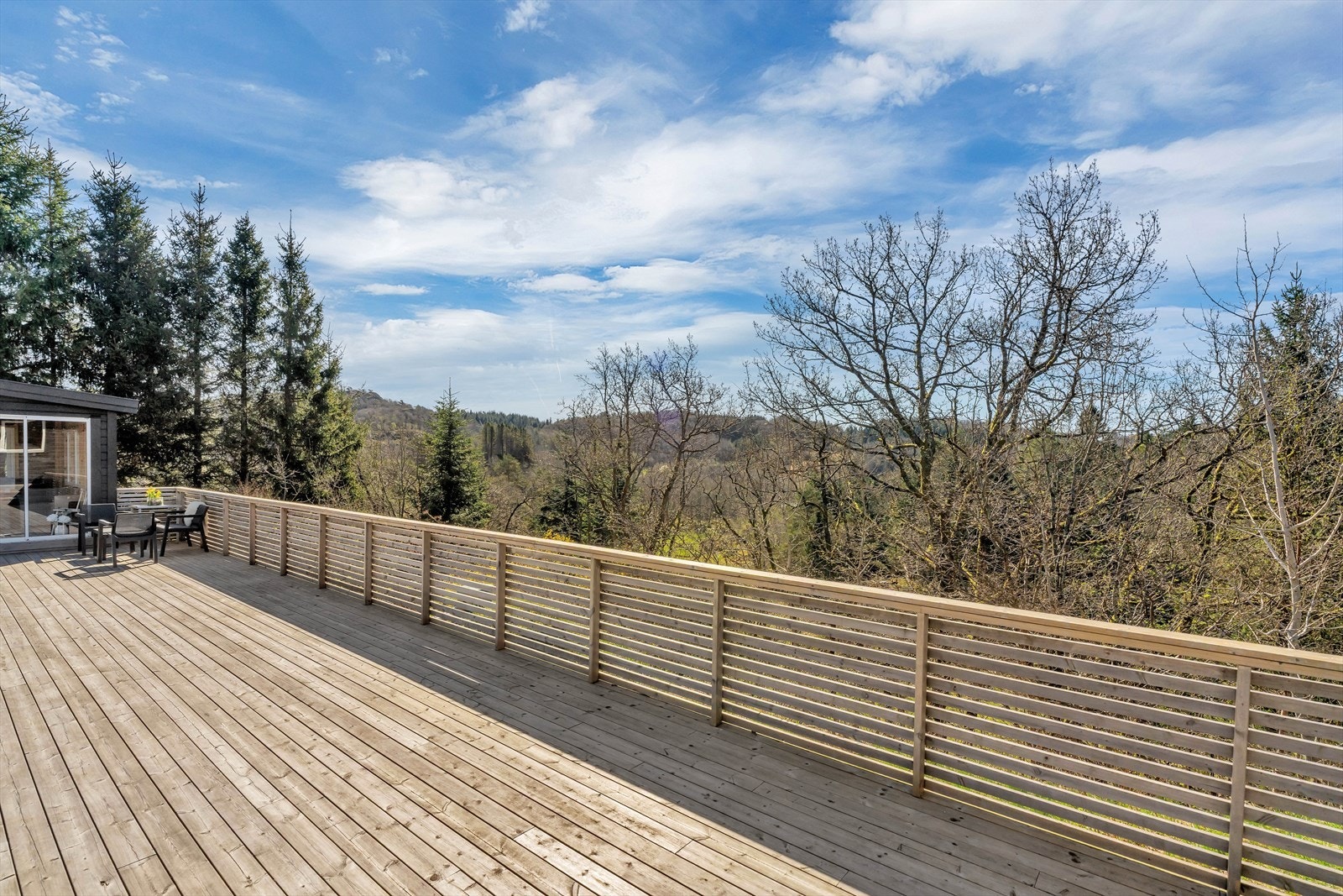 Utsikt fra terrassen mot skog og natur. Galleribilde