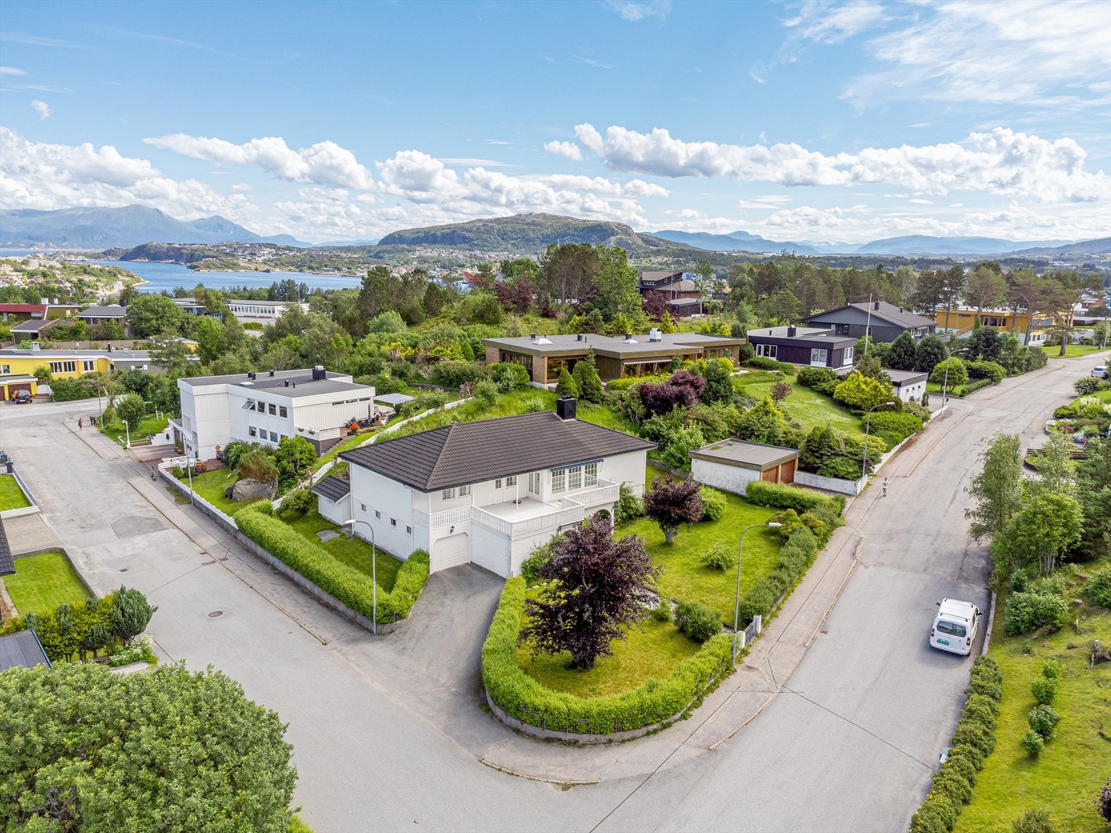 Din lokale eiendomsmegler Notar v/Anders Havneraas ønsker velkommen til Furuveien 1, en innholdsrik enebolig med flott beliggenhet i Grautbyen! Foto: Interiørfoto Galleribilde