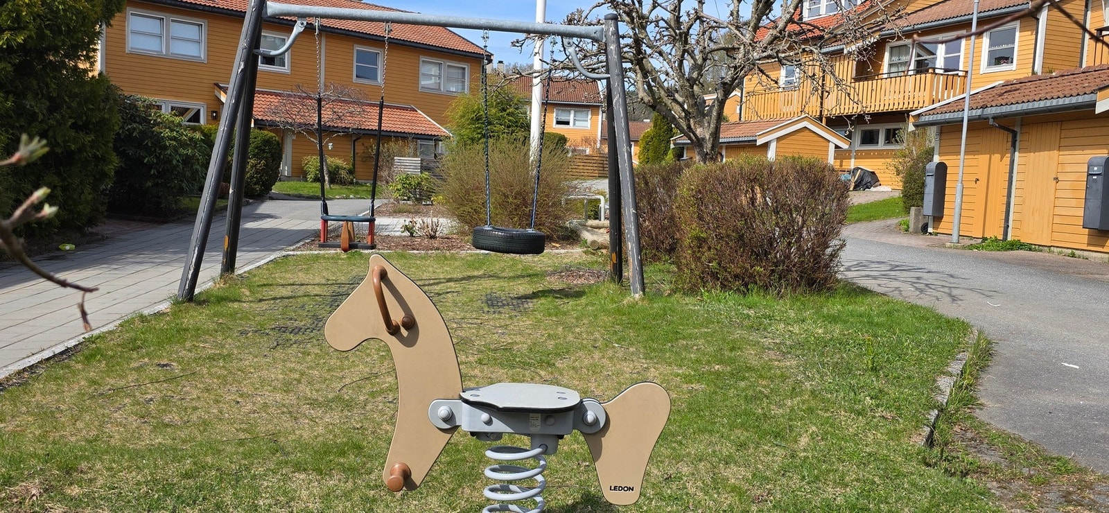 På sameiets tomt er det 2 lekeplasser, asfalterte internveier og noe parkering langsmed veien. Det er også gjesteparkering. Galleribilde