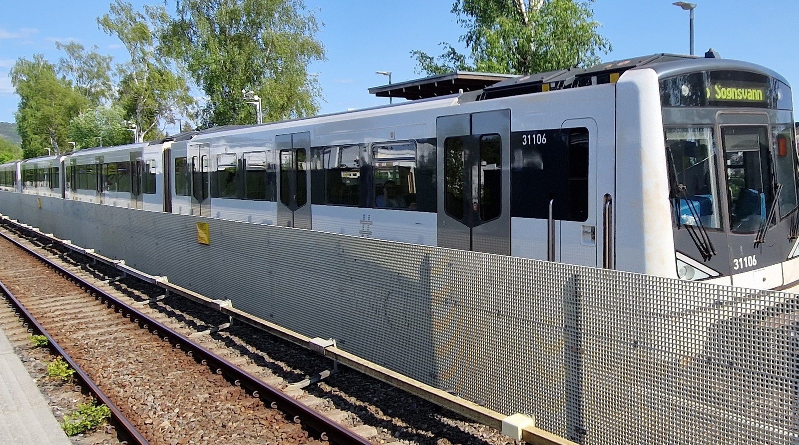 T-bane fra Kringsjå.
Buss 25 og nattbuss i Sognsveien.
Buss 40 fra Gaustad. Galleribilde