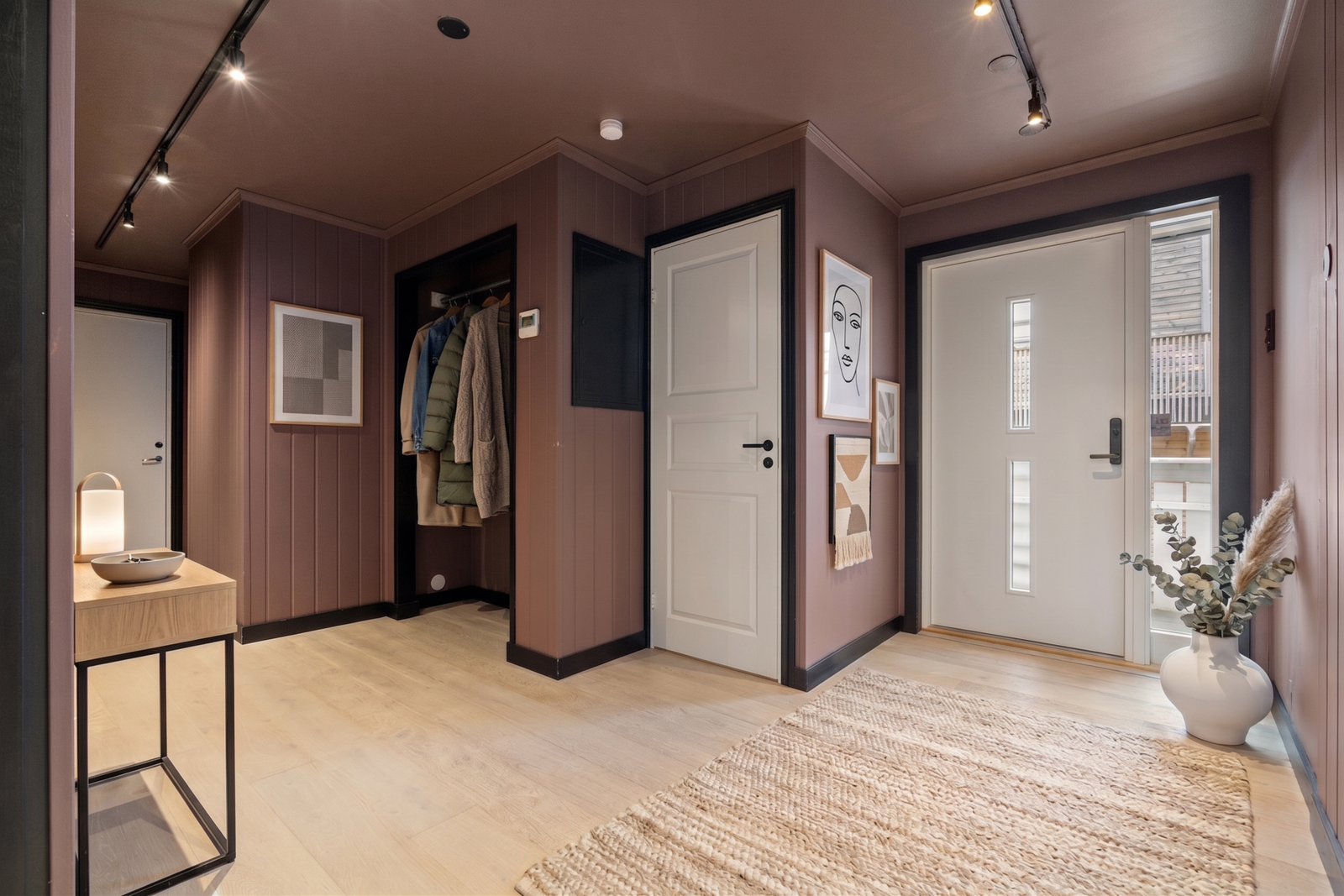 Her finner du trappen ned til underetasjen. (Digitalt møbler bilde) Galleribilde