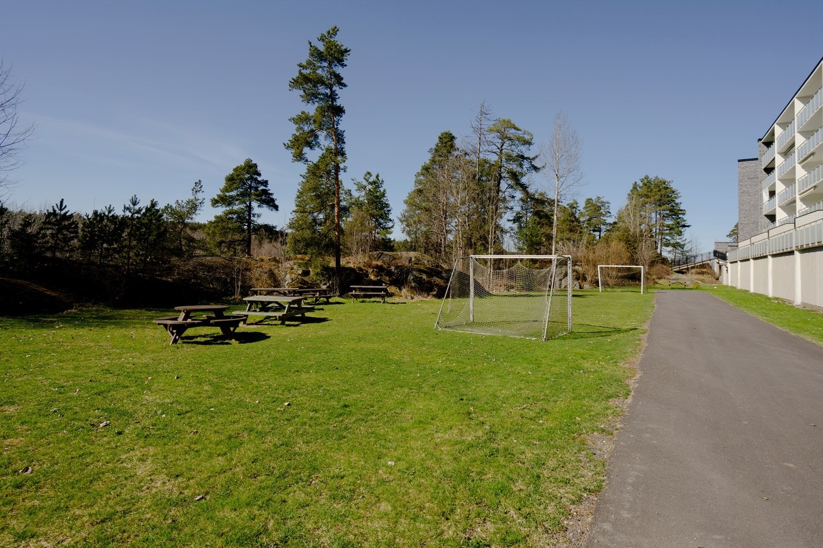 Borettslaget har pent opparbeidede fellesarealer. Galleribilde