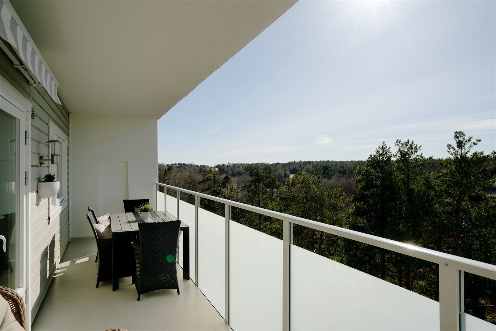 Vestvendt balkong med gode sol- og utsiktsforhold. Galleribilde