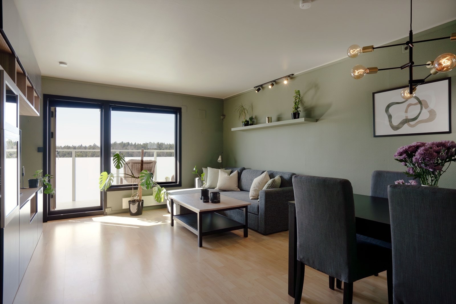 En pen og lettstelt leilighet med gode sol- og utsiktsforhold. Galleribilde