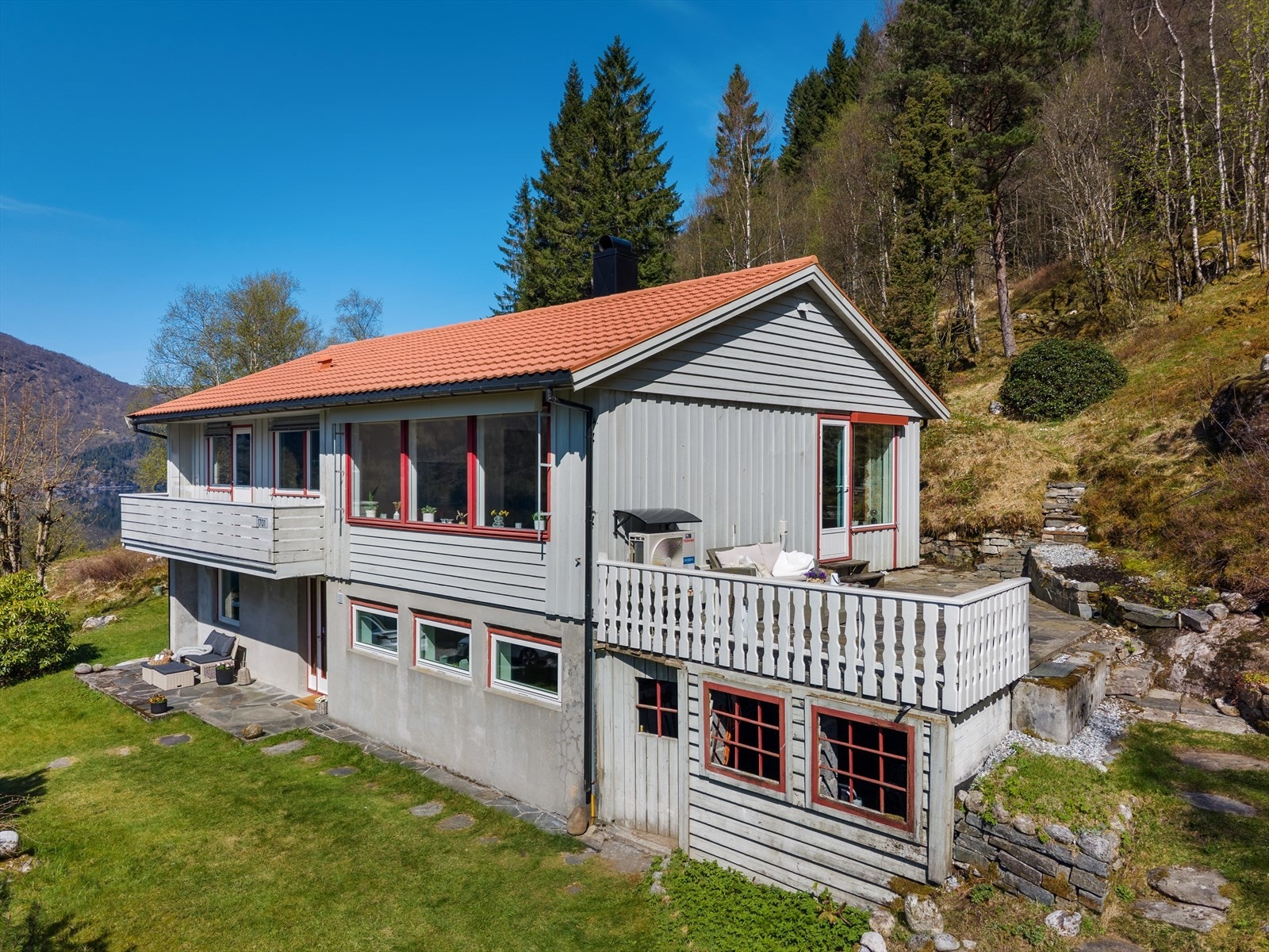 Utvendig bod under murt terrasseplatting Galleribilde