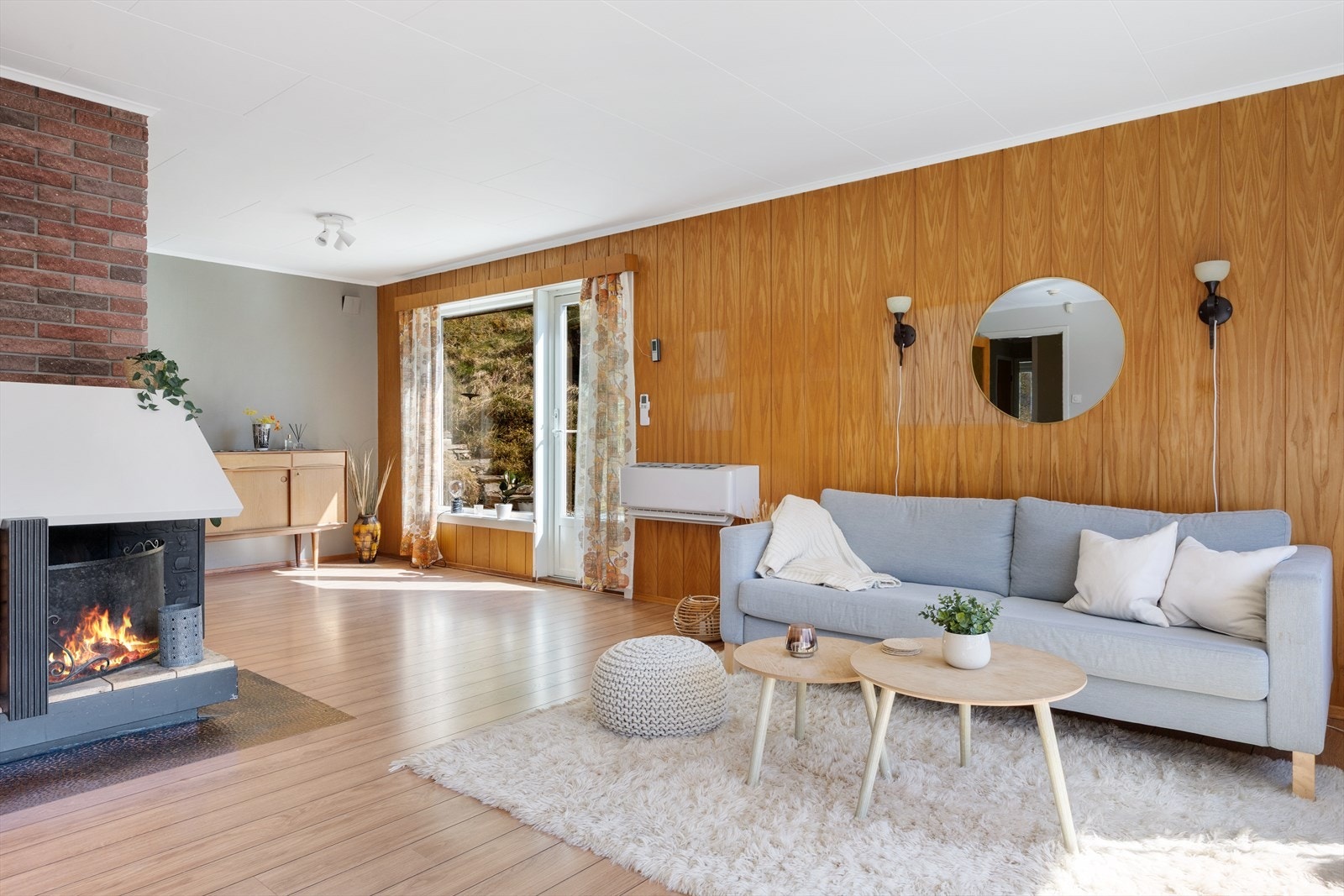 Stue med både varmepumpe og peis/vedfyring Galleribilde