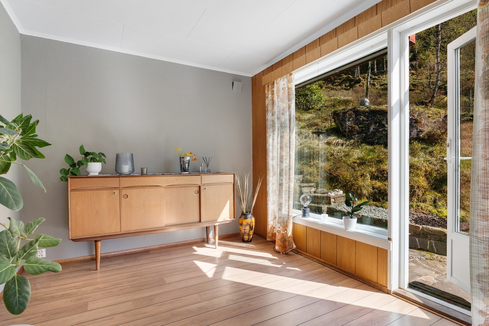 Fra stue er det utgang til solrik uteplass Galleribilde