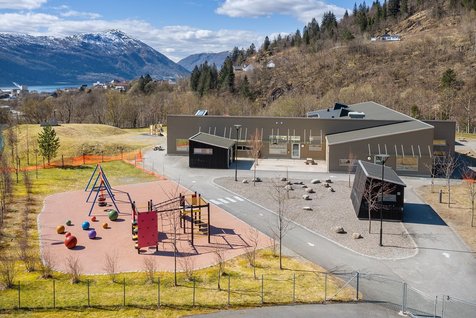 Nærområdet - Her bilde fra skolen på Vaksdal Galleribilde
