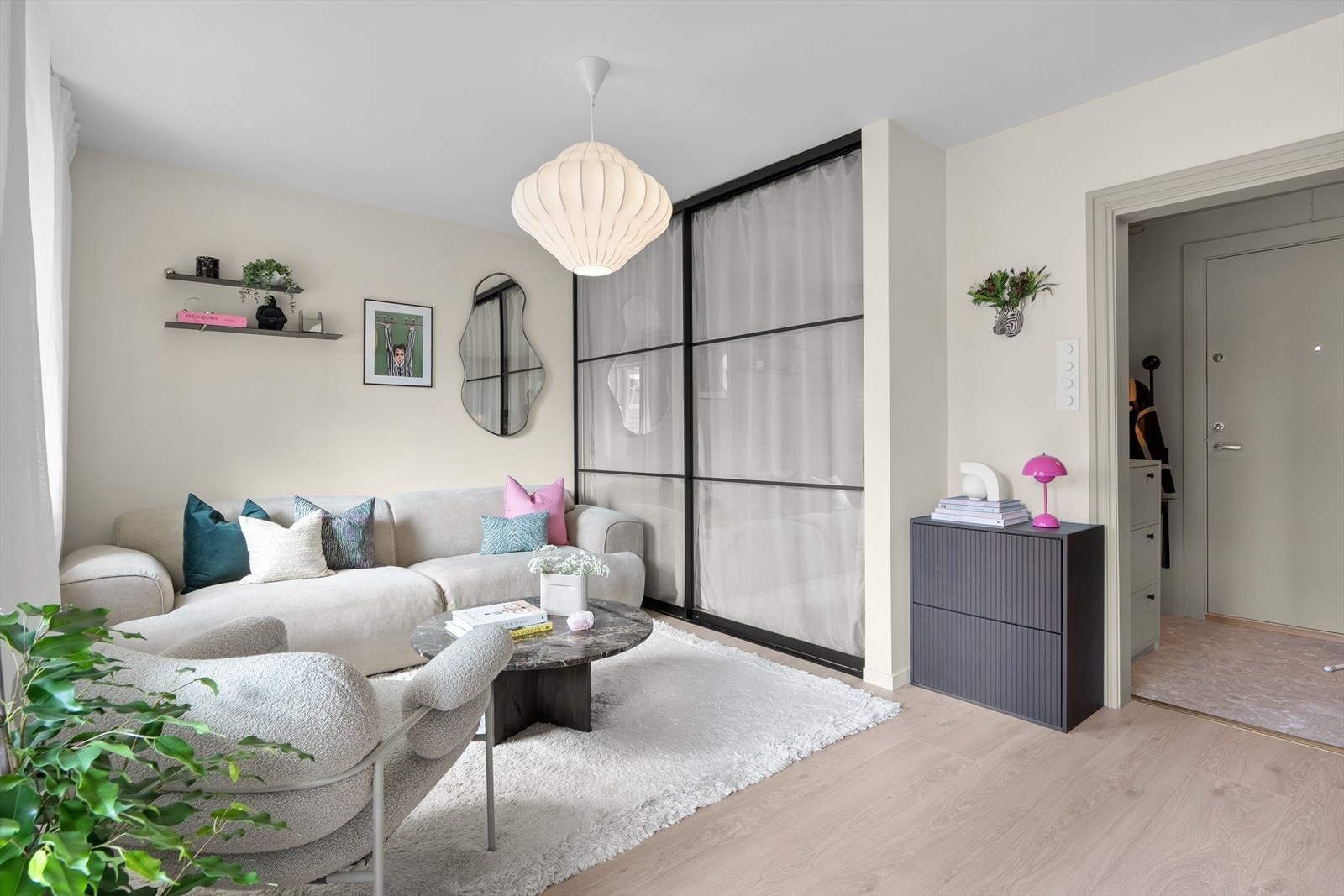 Det er etablert en stilren skyvedørsløsning fra Leba med sorte sprosser inn til sovealkoven, som gir et moderne preg samtidig som lys slipper gjennom. Galleribilde