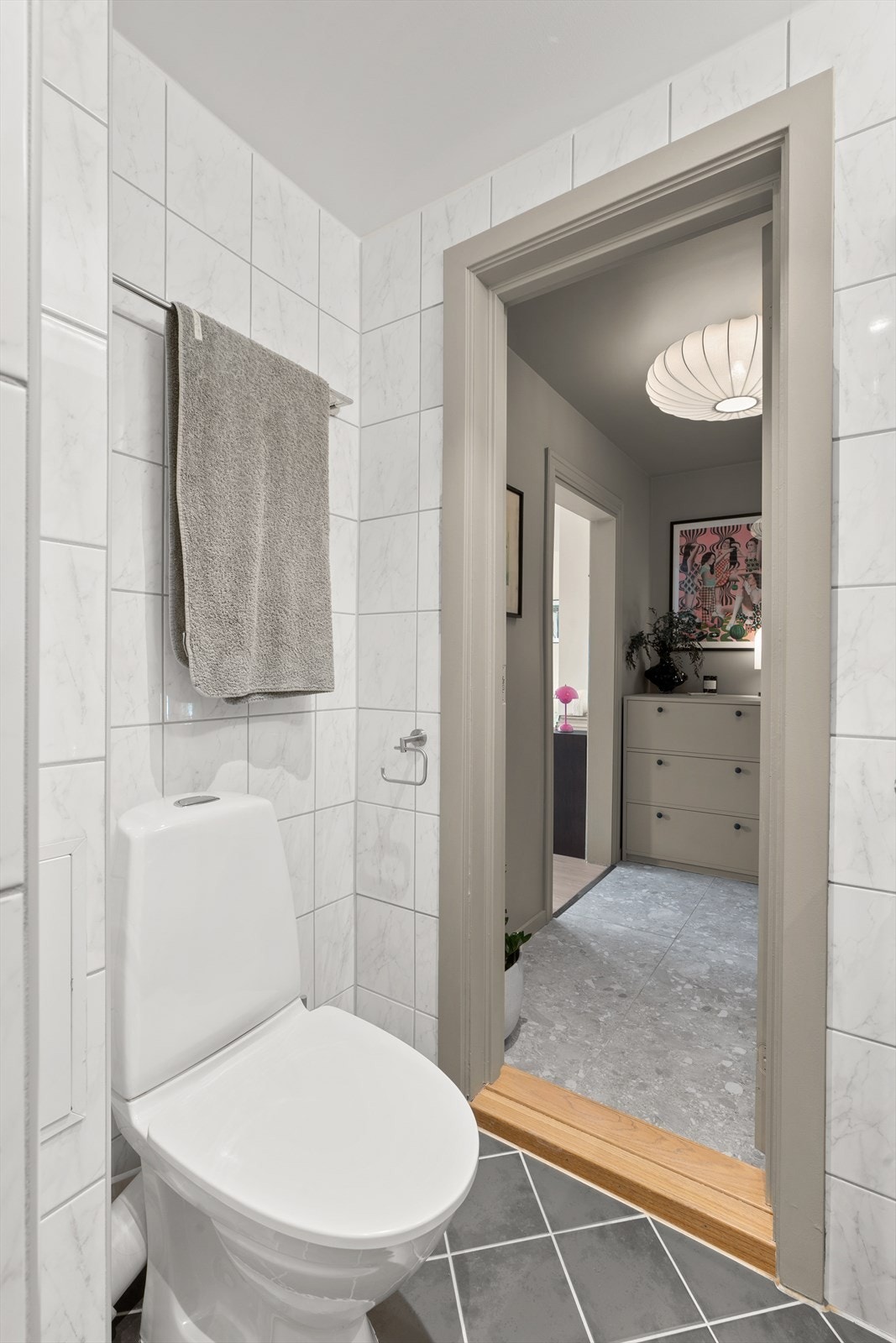 Badet er innredet med frittstående klosett, servant nedfelt i innredning med glatte fronter, samt dusjhjørne med glassdør. Galleribilde