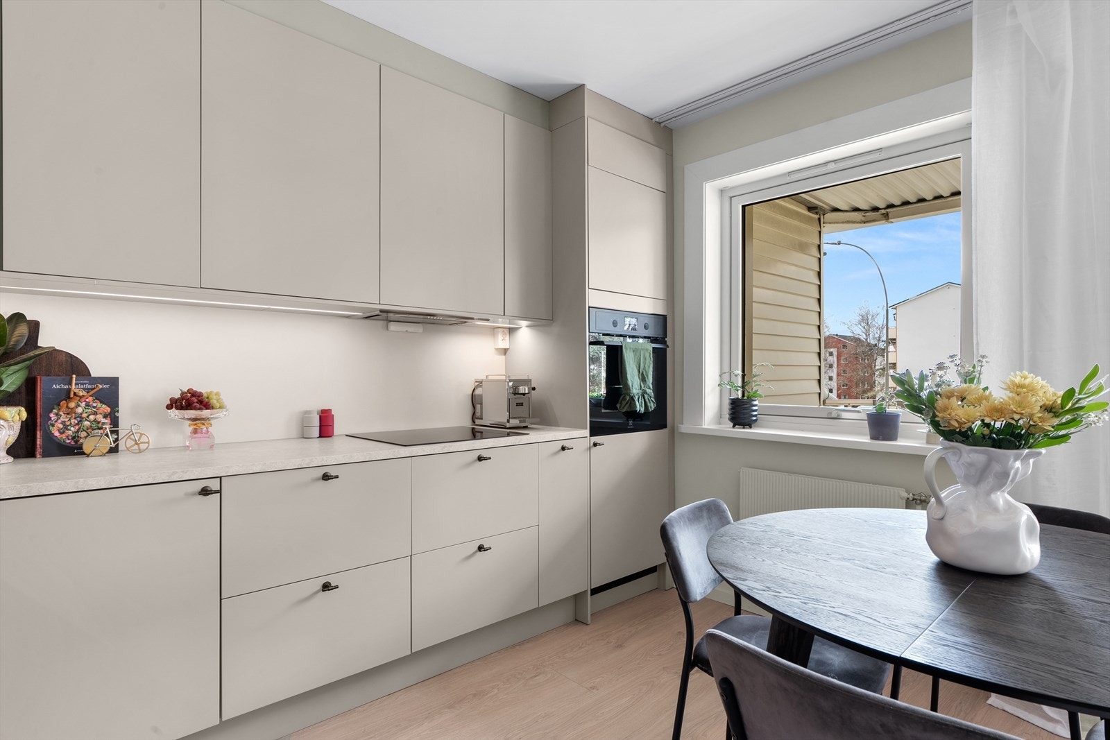Kjøkkenet har glatte fronter og overskap som gir et helhetlig og moderne uttrykk, samt laminat benkeplate med nedfelt vaskekum. Galleribilde